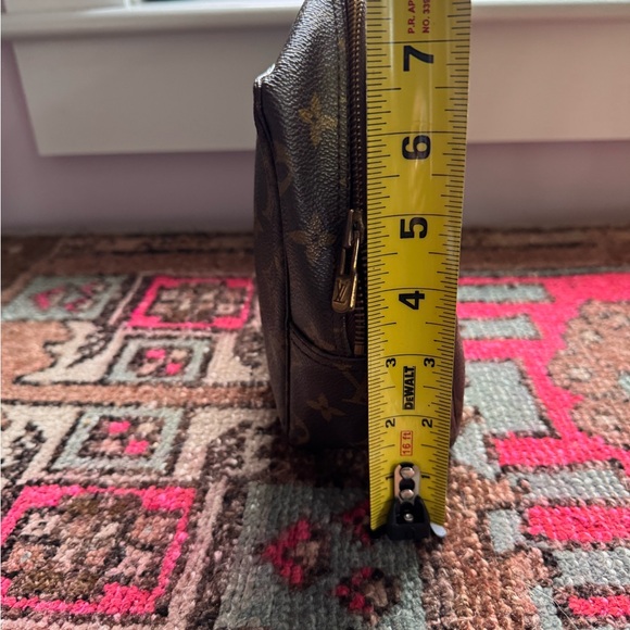 Louis Vuitton Monogram Toilette 28 cosmetic case - Picture 11 of 12